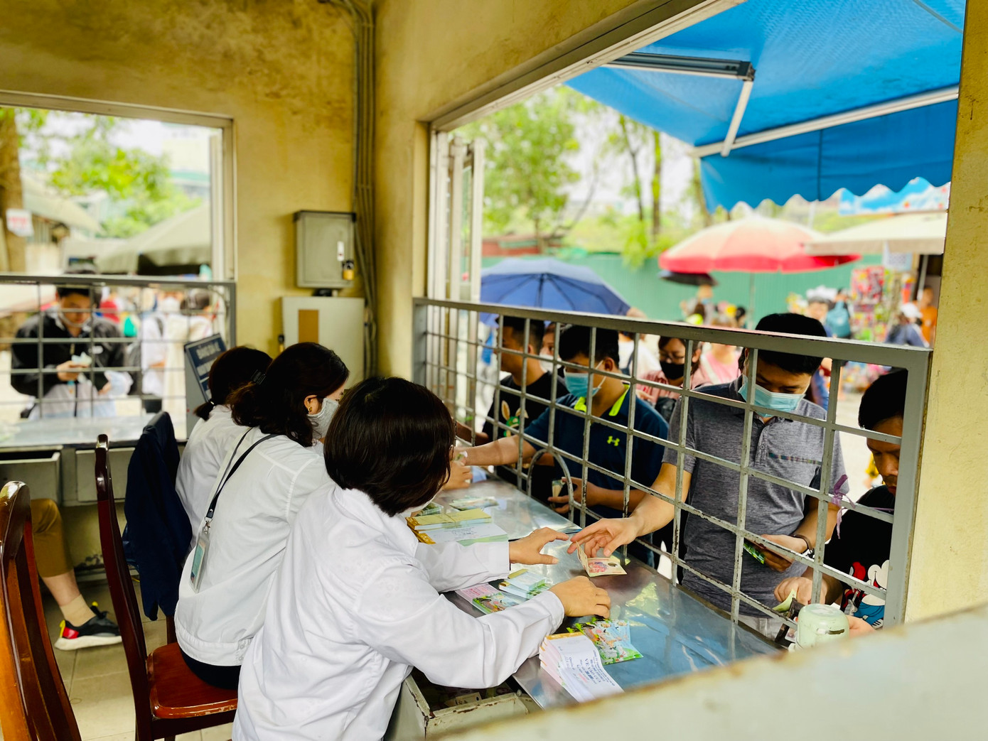 Vé vào cửa cho người lớn là 30 nghìn đồng, trẻ em là 20 nghìn đồng.