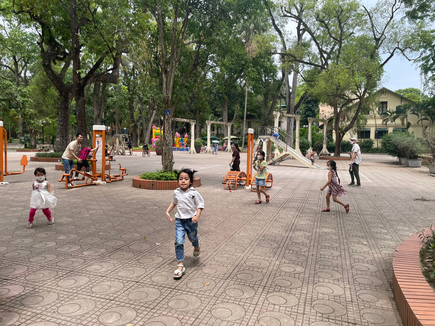 Một góc của vườn Bách Thảo được làm sân chơi cho trẻ em.