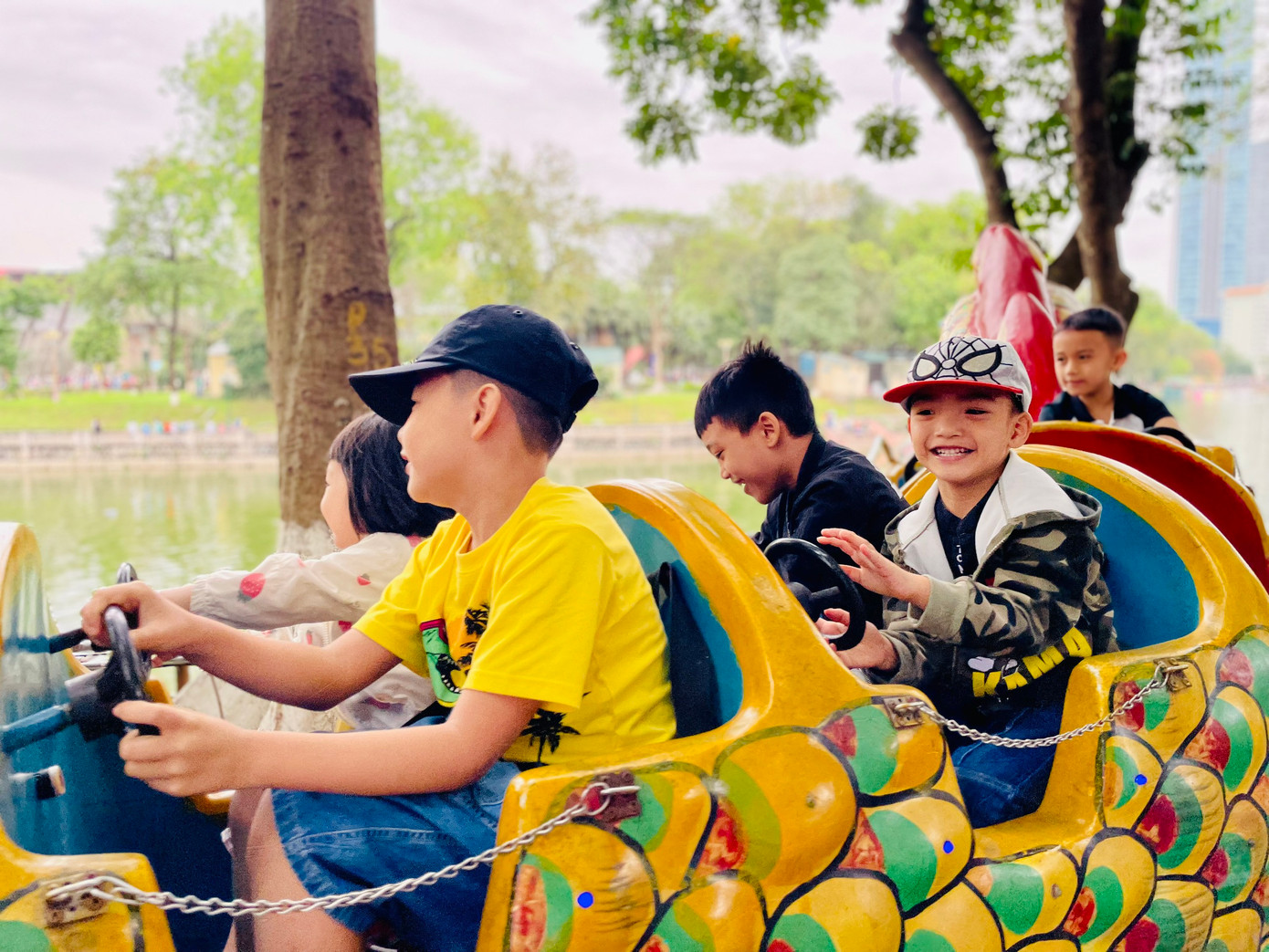 Không chỉ thăm quan các con vật, các em nhỏ còn được bố mẹ cho chơi các trò chơi