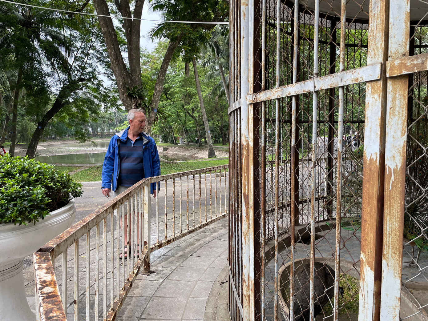 Theo người bảo vệ ở đây cho biết, từ sáng sớm, lượng khách đến vắng vẻ, thỉnh thoảng có vài khách đến thăm quan, hoặc cắm trại.