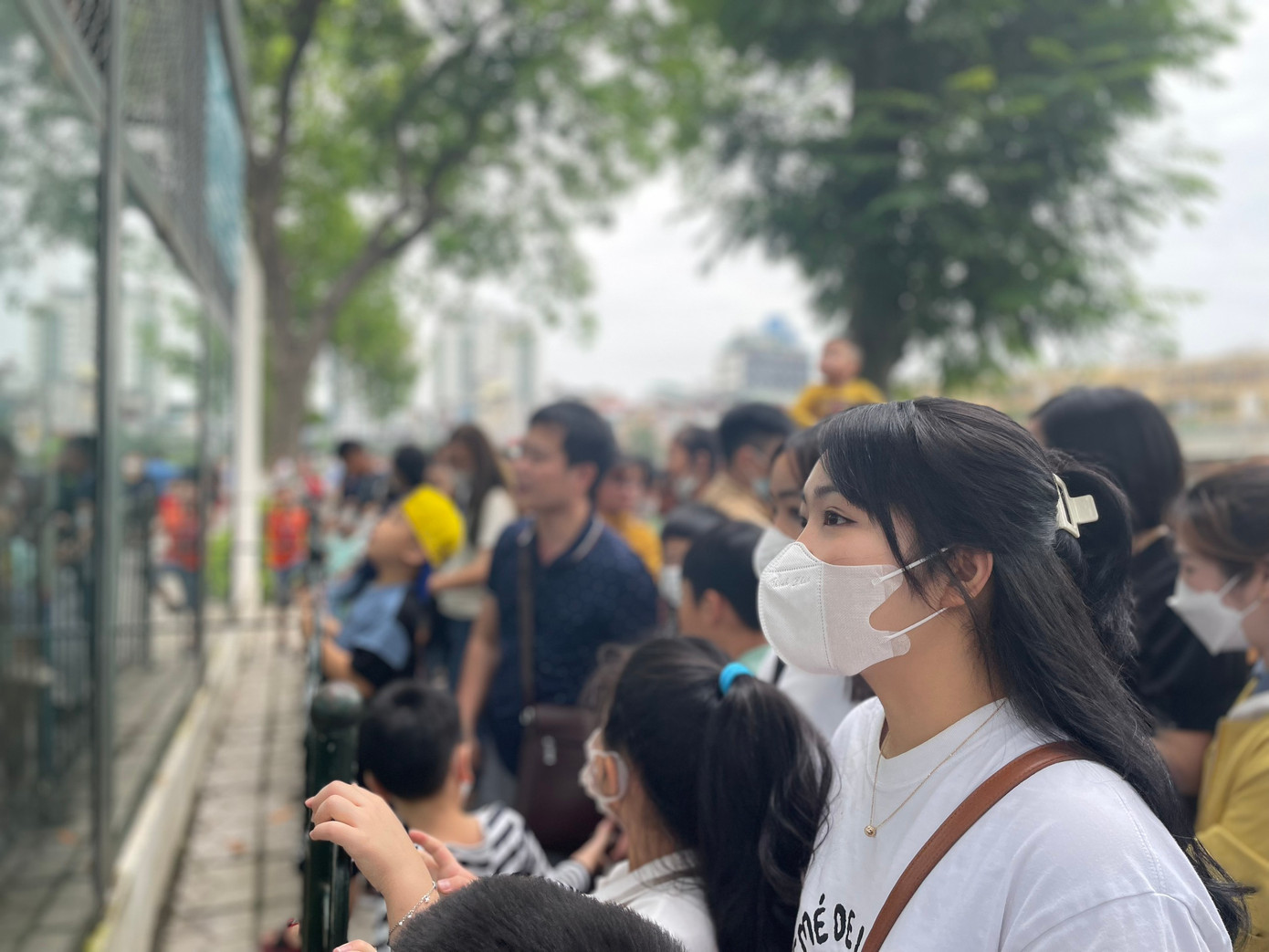 Nhiều gia đình cho con đi thăm quan, trải nghiệm.