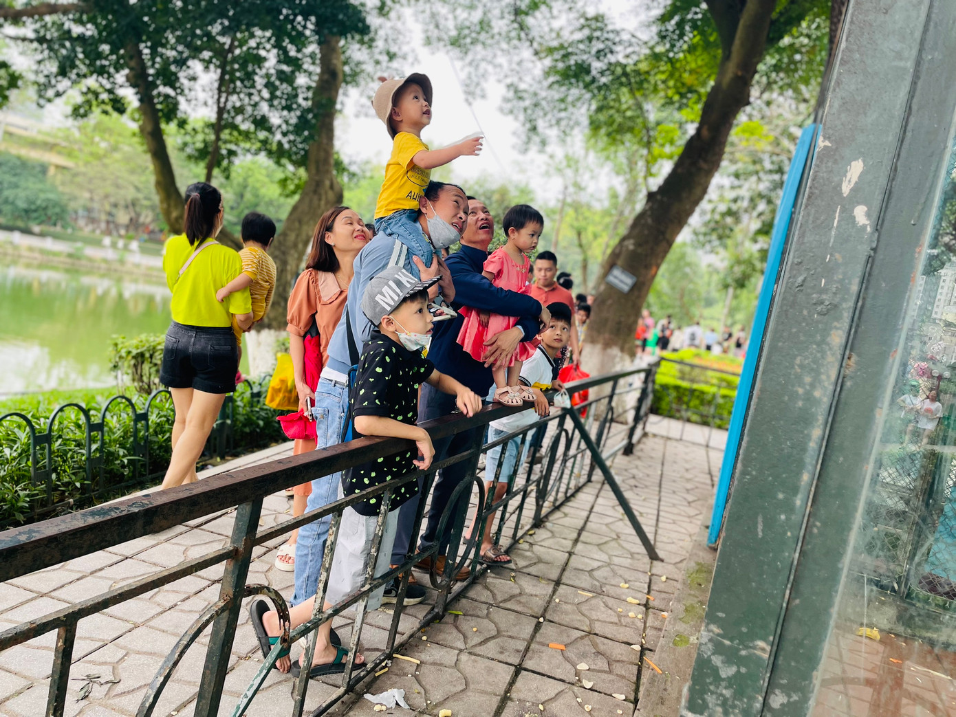 Các em nhỏ thích thú khi được tham quan công viên, ngắm nhìn nhiều loại thú quý hiếm như khỉ, vượn, hươu cao cổ, nhím...