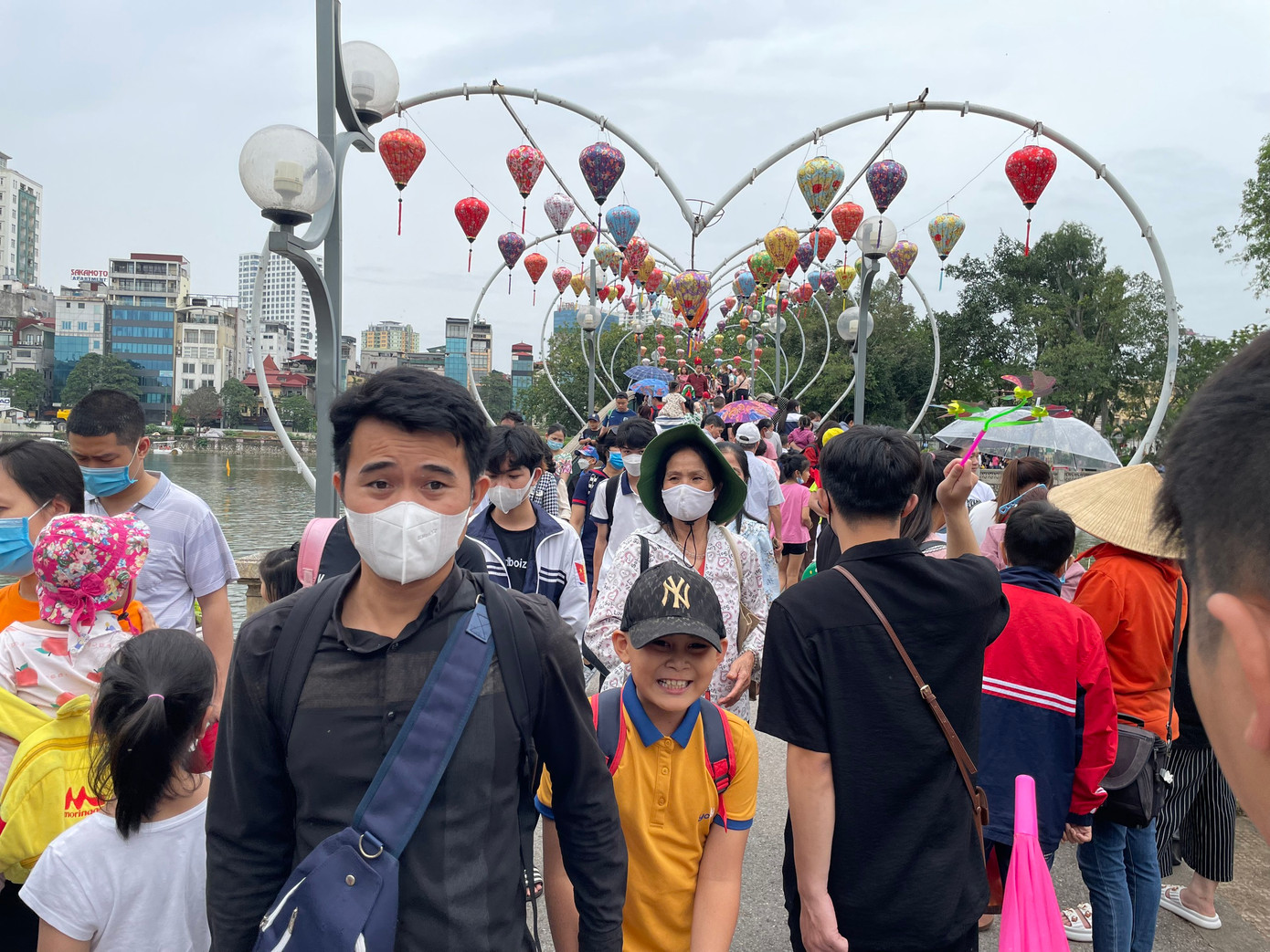 Các lối đi trong công viên luôn đông đúc người đi lại