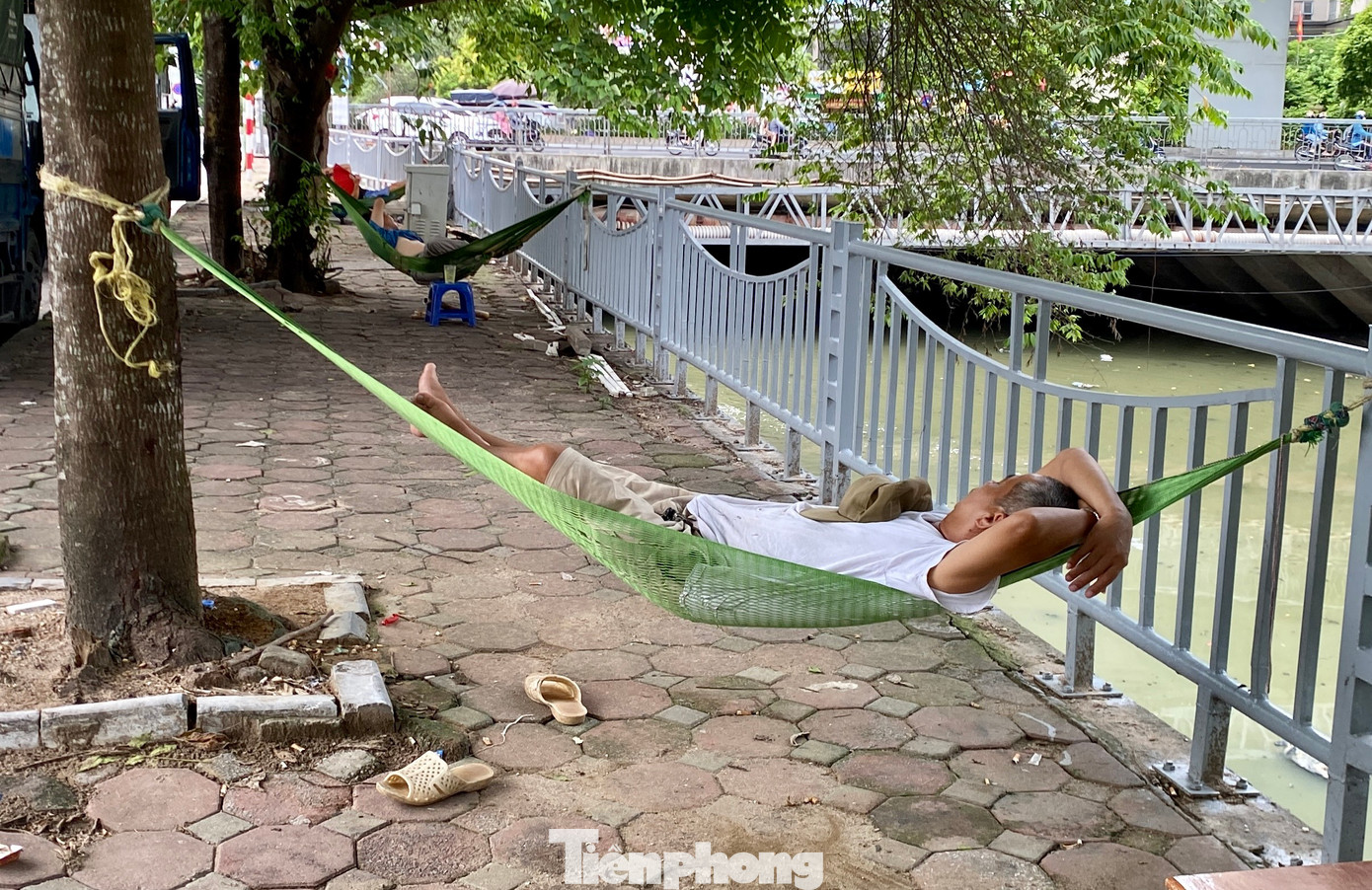 Tranh thủ thời gian nghỉ trưa ít ỏi, nhiều người chợp mắt trên võng treo ở những chỗ mát.
