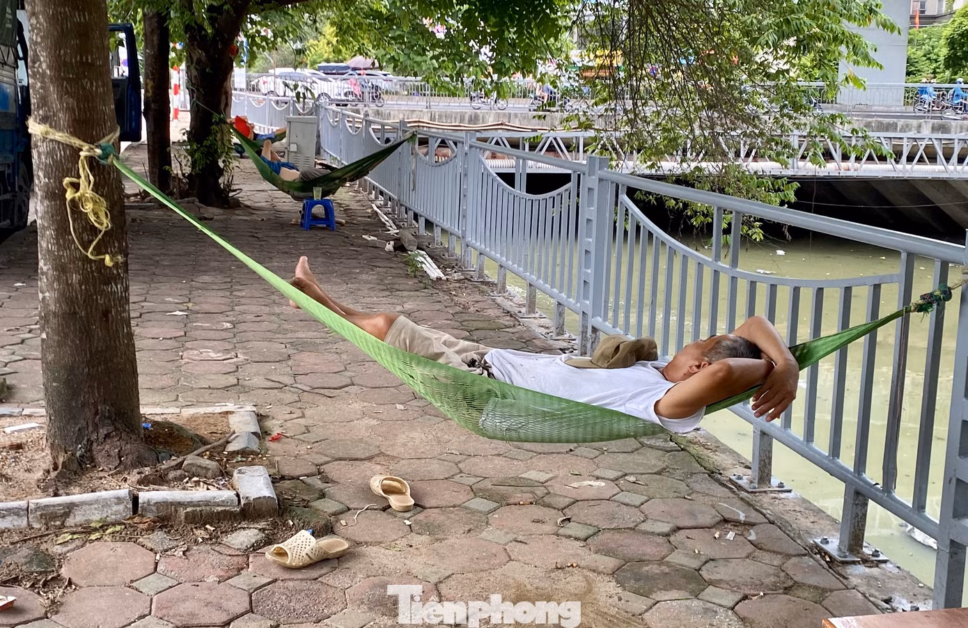 Tranh thủ thời gian nghỉ trưa ít ỏi, nhiều người chợp mắt trên võng treo ở những chỗ mát.