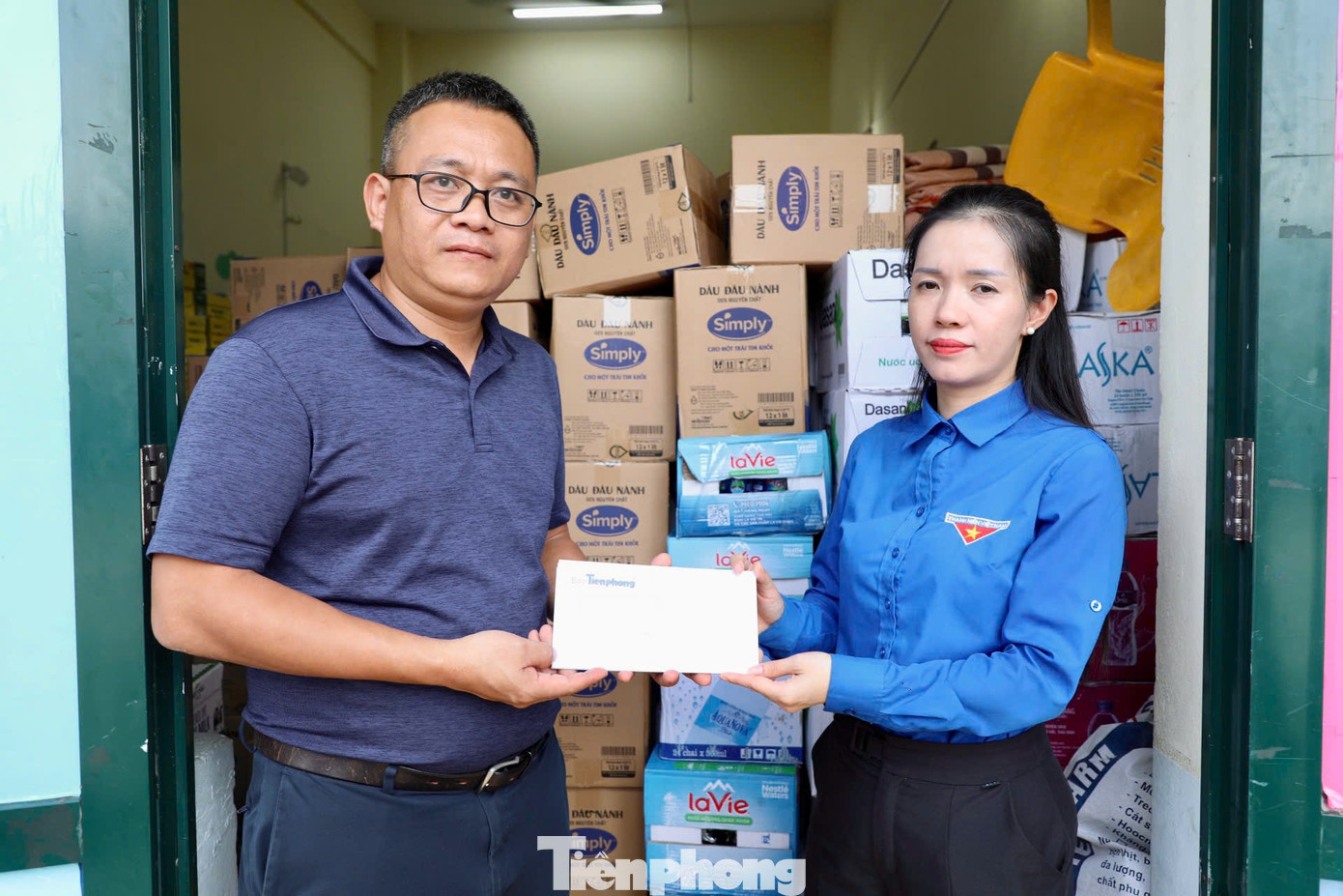 Tại Bắc Kạn đoàn thiện nguyện báo Tiền Phong đã trao hàng hóa gồm thực phẩm, bánh, sữa và các nhu yếu phẩm do Đoàn thanh niên Ngân hàng TW, Công ty Cỏ Cây Hoa Lá quyên góp, ngoài ra có 250 thùng nước sạch Vikoda cũng được đưa lên trao đồng bào bị ảnh hưởng bởi lũ, sạt lở đất tại tỉnh Bắc Kạn.