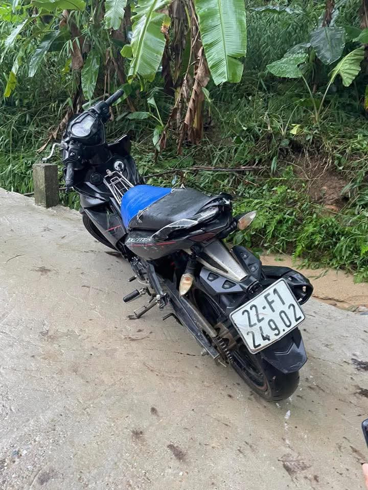 Chiếc xe được trục vớt do nước lũ cuốn trôi tại huyện Chiêm Hóa. Chiếc xe được trục vớt do nước lũ cuốn trôi tại huyện Chiêm Hóa.