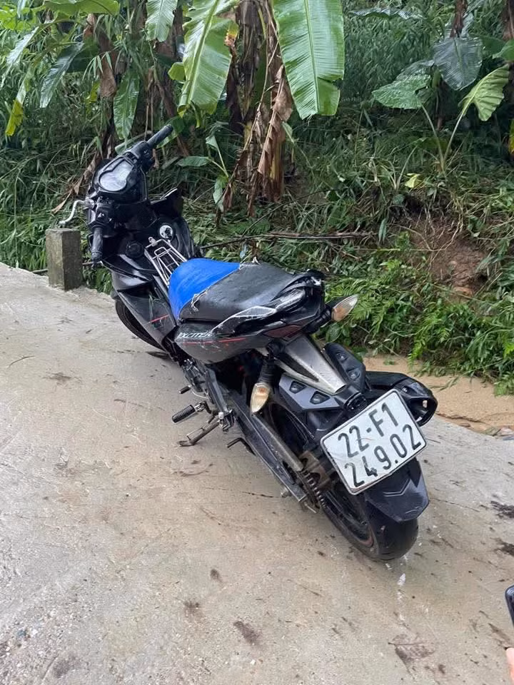 Chiếc xe được trục vớt do nước lũ cuốn trôi tại huyện Chiêm Hóa. Chiếc xe được trục vớt do nước lũ cuốn trôi tại huyện Chiêm Hóa.