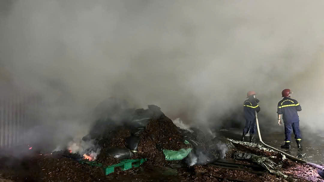 Lực lượng chức năng tiếp cận hiện trường và tiến hành dập tắt đám cháy.