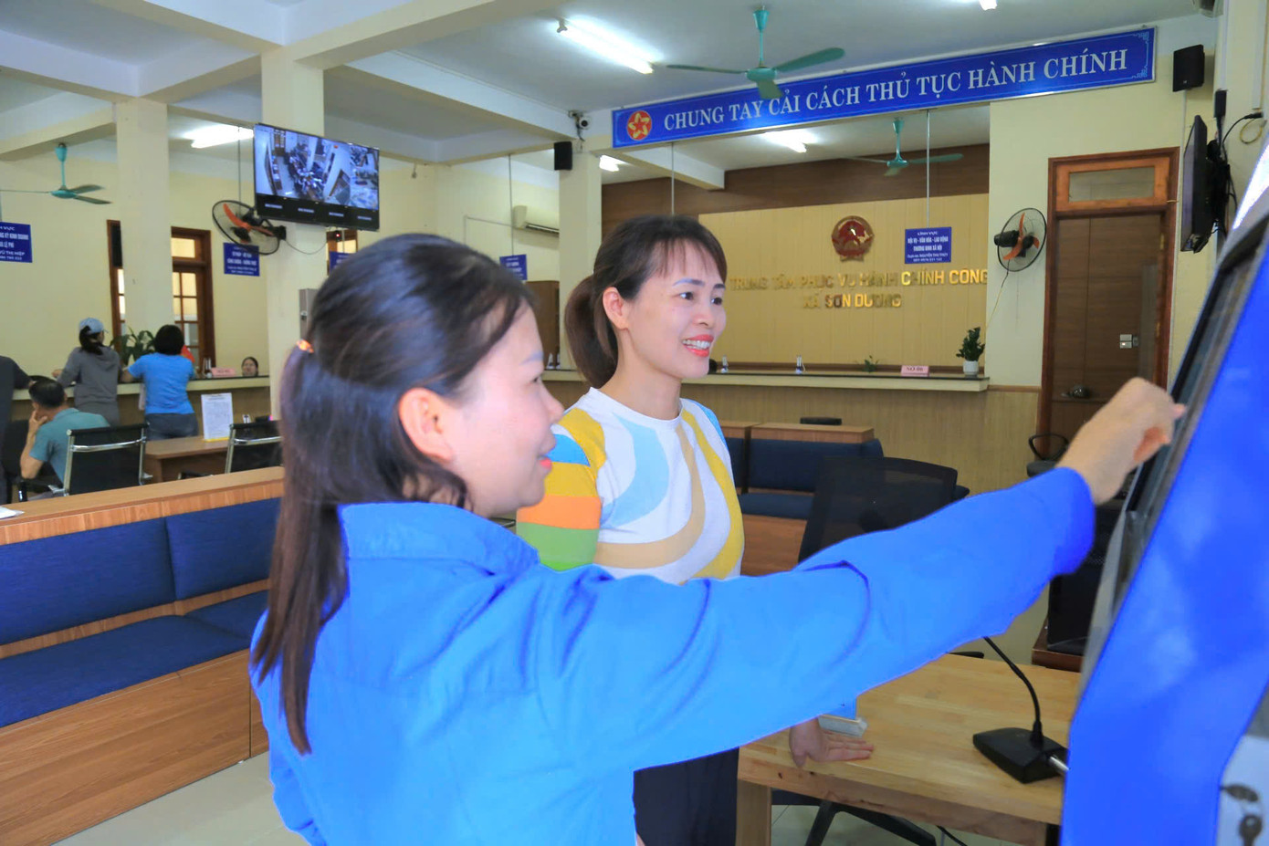 Sáng 5/7, tại Trung tâm Hành chính công xã Sơn Dương (tỉnh Tuyên Quang), Đoàn xã Sơn Dương tổ chức ra quân hỗ trợ người dân thực hiện thủ tục hành chính. Trong ảnh: Đoàn viên thanh niên hướng dẫn người dân lấy số thứ tự và chuẩn bị giấy tờ theo nhu cầu.