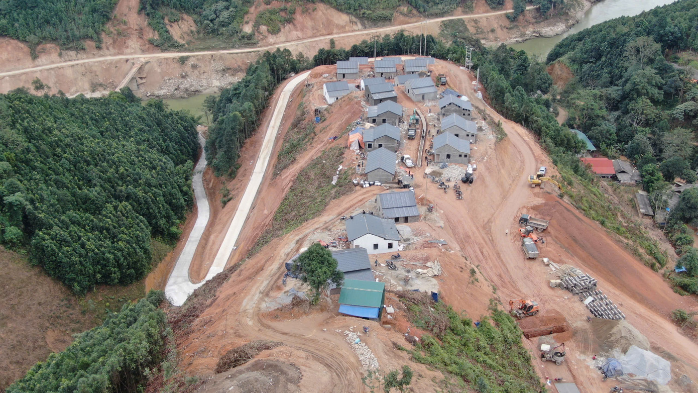 Theo ông Hà Đức Thành – Giám đốc Ban Quản lý dự án đầu tư xây dựng huyện Bắc Hà, quá trình bốc thăm nhà diễn ra công khai, minh bạch, với các hộ dân lần lượt bốc số thứ tự và vị trí nhà. Dưới sự chứng kiến của chính quyền và các bên liên quan, 35 ngôi nhà đã tìm được chủ, các hộ đều phấn khởi với kết quả. Dự án tái thiết thôn Kho Vàng đang được triển khai đúng tiến độ đề ra, dự kiến sẽ bàn giao cho người dân trong tháng 12.