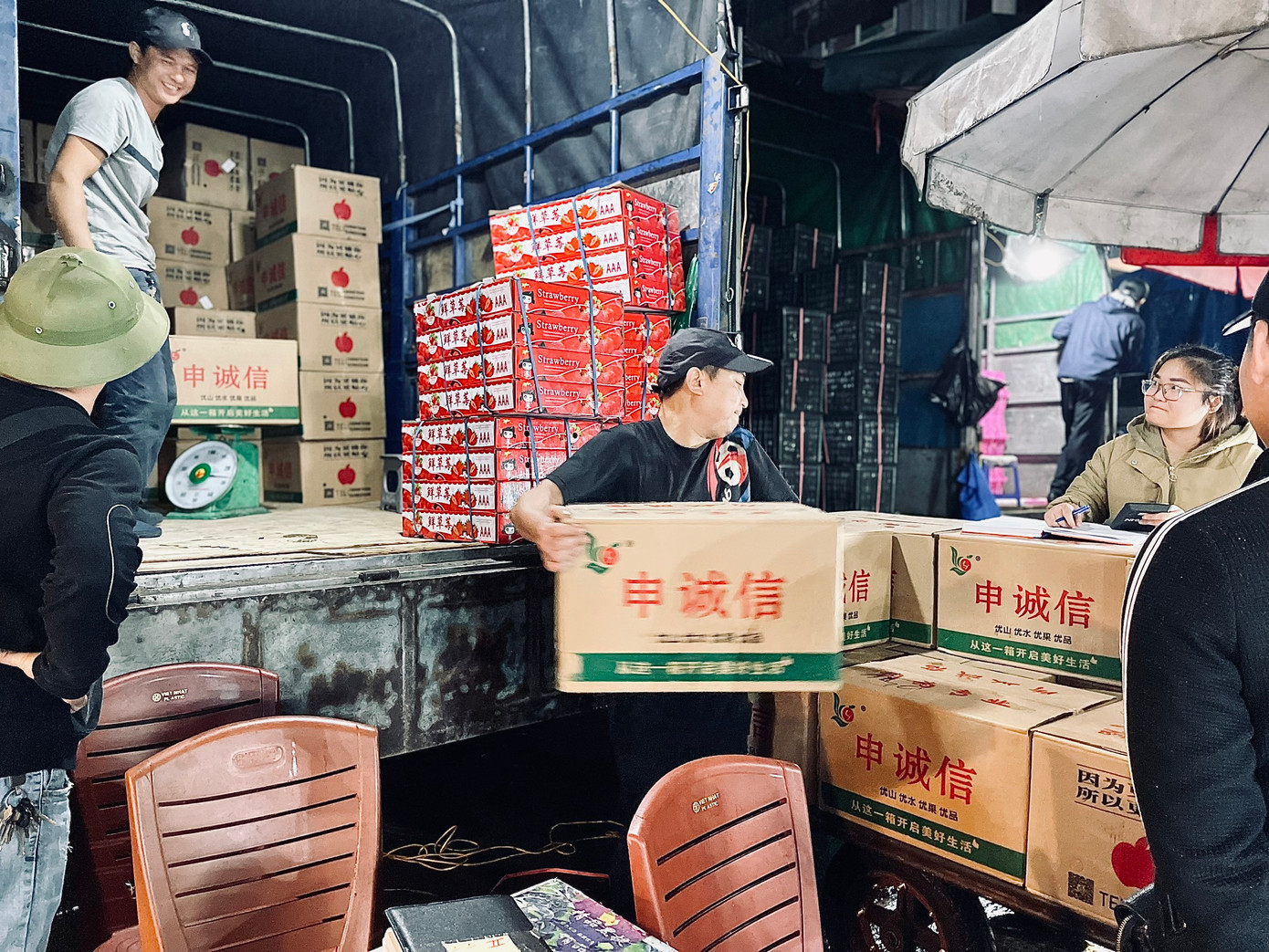 Khi có xe hàng về, khách đến mua (chủ yếu là mua xỉ), cánh cửu vạn sẽ làm nhiệm vụ vận chuyển từ trong chợ ra ngoài cổng để khách chở về. Mỗi thùng hàng được trả công vận chuyển từ 3.000 đến 5.000 đồng.