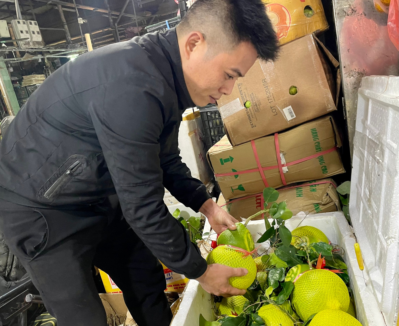 Hàng hóa này bắt đầu bán chạy. Trong ảnh, người bán hàng liên tục phải lấy thêm hàng để bán.