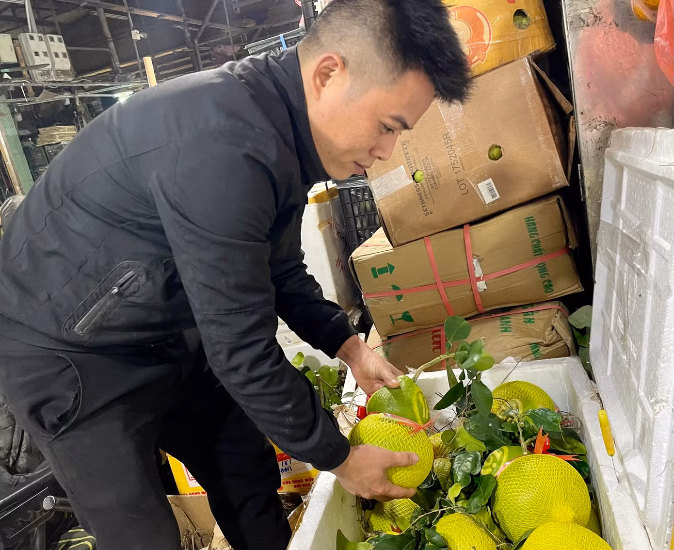 Hàng hóa này bắt đầu bán chạy. Trong ảnh, người bán hàng liên tục phải lấy thêm hàng để bán. Hàng hóa này bắt đầu bán chạy. Trong ảnh, người bán hàng liên tục phải lấy thêm hàng để bán.