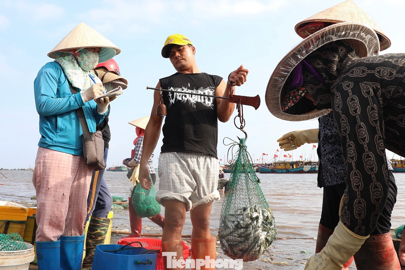 Chị Đặng Thị Loan (43 tuổi, xã Giao Xuân) một thương lái lâu năm tại chợ cho biết: “Bề bề loại 1 đang có giá 120.000 đồng/kg, loại 2 giá 90.000 đồng/kg, loại 3 chỉ 40.000 đồng/kg. Thời điểm hiện tại là bề bề thịt, không có trứng, đánh bắt được nhiều nên giá rẻ. Như những tháng trước, bề bề trứng, loại 1 bán 180.000 đồng/kg. Bề bề có trứng sẽ “mẩy”, ngon và nhiều chất dinh dưỡng hơn”.