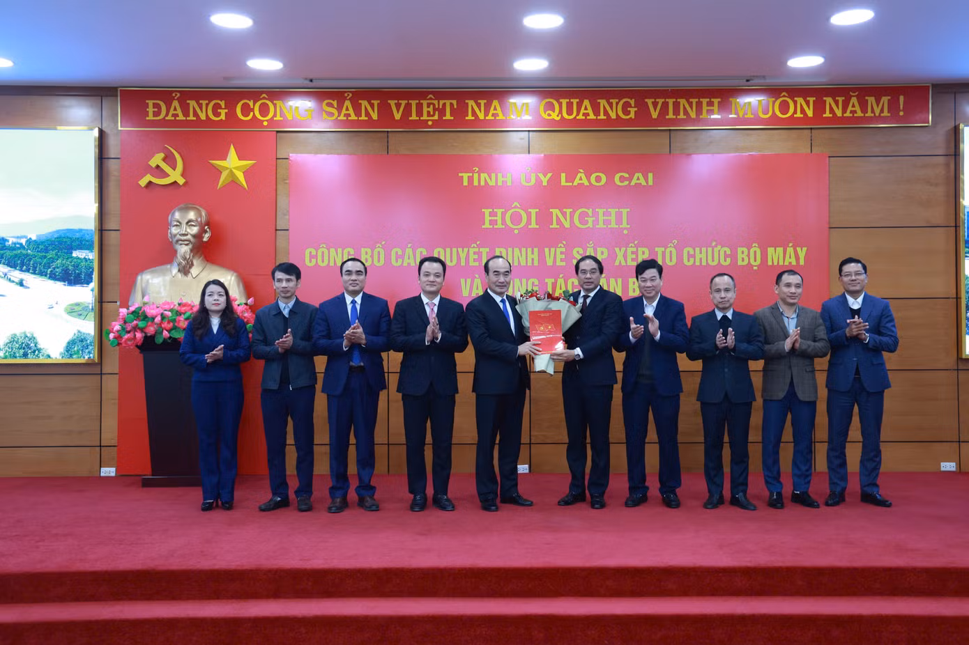 Hội nghị công bố các quyết định về sắp xếp tổ chức bộ máy và công tác cán bộ tỉnh Lào Cai. Ảnh: Phạm Bằng.