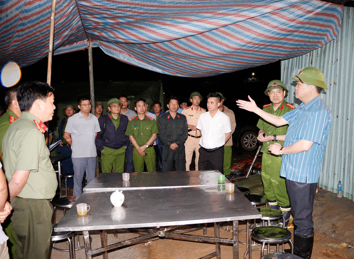 Đại tá Nguyễn Viết Giang, Giám đốc Công an tỉnh Lai Châu đã trực tiếp xuống hiện trường chỉ đạo công tác tìm kiếm, cứu hộ, cứu nạn. Đại tá Nguyễn Viết Giang, Giám đốc Công an tỉnh Lai Châu đã trực tiếp xuống hiện trường chỉ đạo công tác tìm kiếm, cứu hộ, cứu nạn.