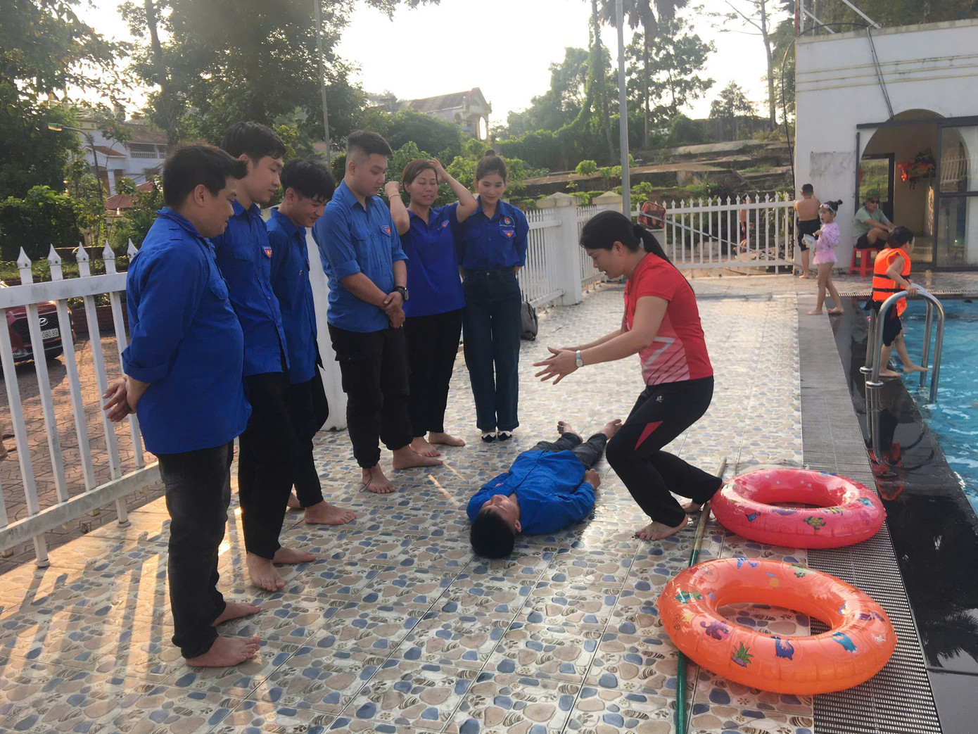 Khép lại chương trình, học viên tham gia thực hành kỹ năng phòng tránh đuối nước tại bể bơi. Hoạt động này được đánh giá cao về tính ứng dụng, đặc biệt trong bối cảnh mùa hè là thời điểm tiềm ẩn nhiều nguy cơ mất an toàn đối với trẻ em khi vui chơi, bơi lội.