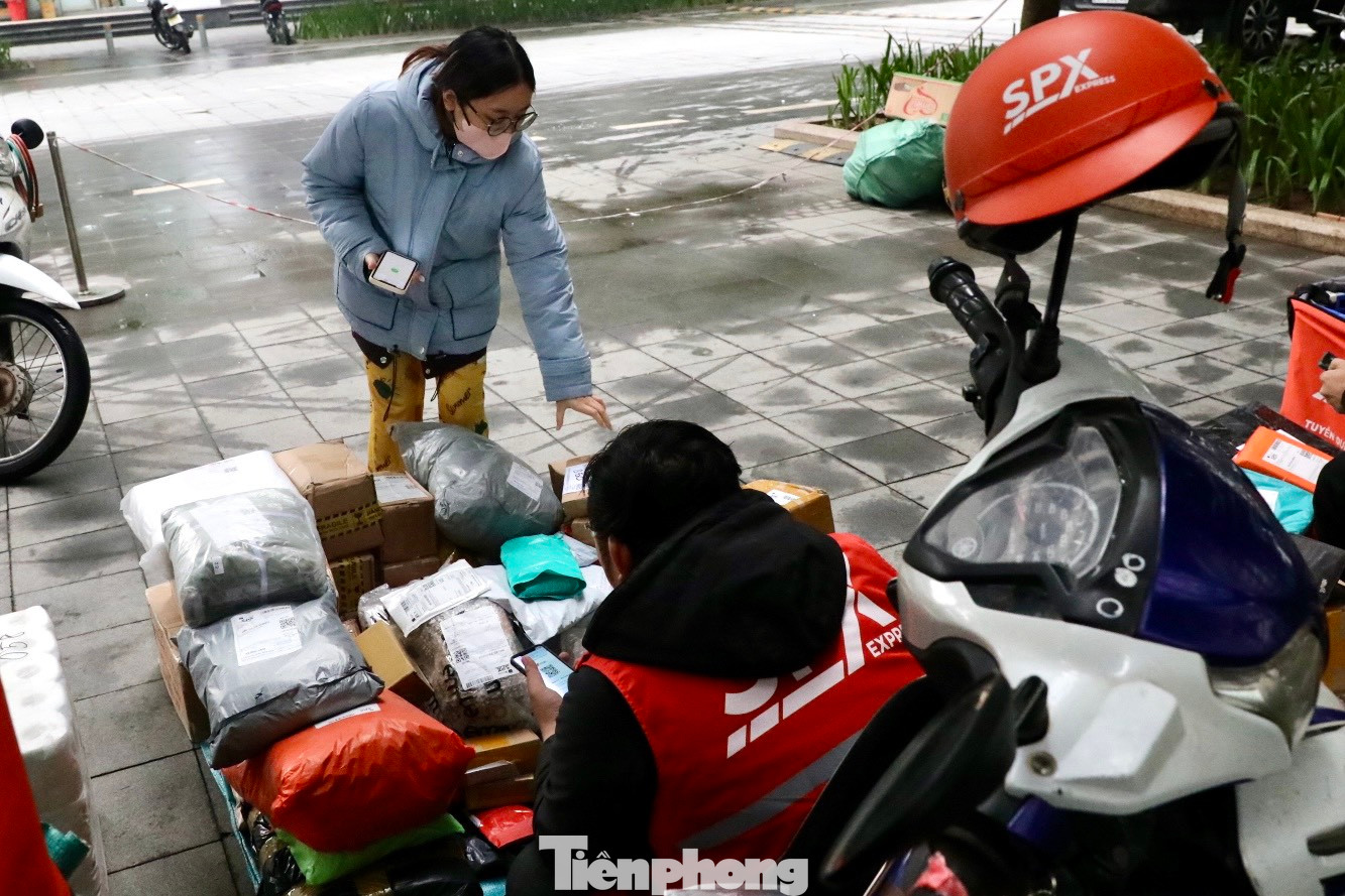 Khách xuống lấy chỉ cần đọc ba số cuối cùng của số điện thoại là được nhân viên giao đúng loại hàng yêu cầu.