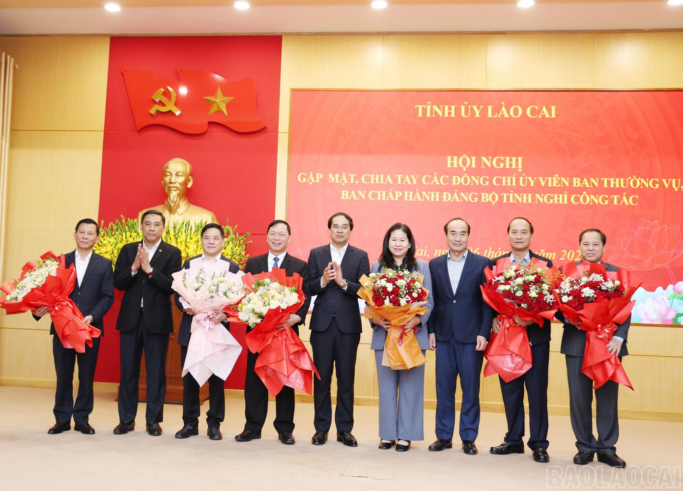 Thường trực Tỉnh ủy Lào Cai tặng hoa chúc mừng các đồng chí Ủy viên Ban Thường vụ, Ủy viên Ban Chấp hành Đảng bộ tỉnh nghỉ công tác. Ảnh: Báo Lào Cai.