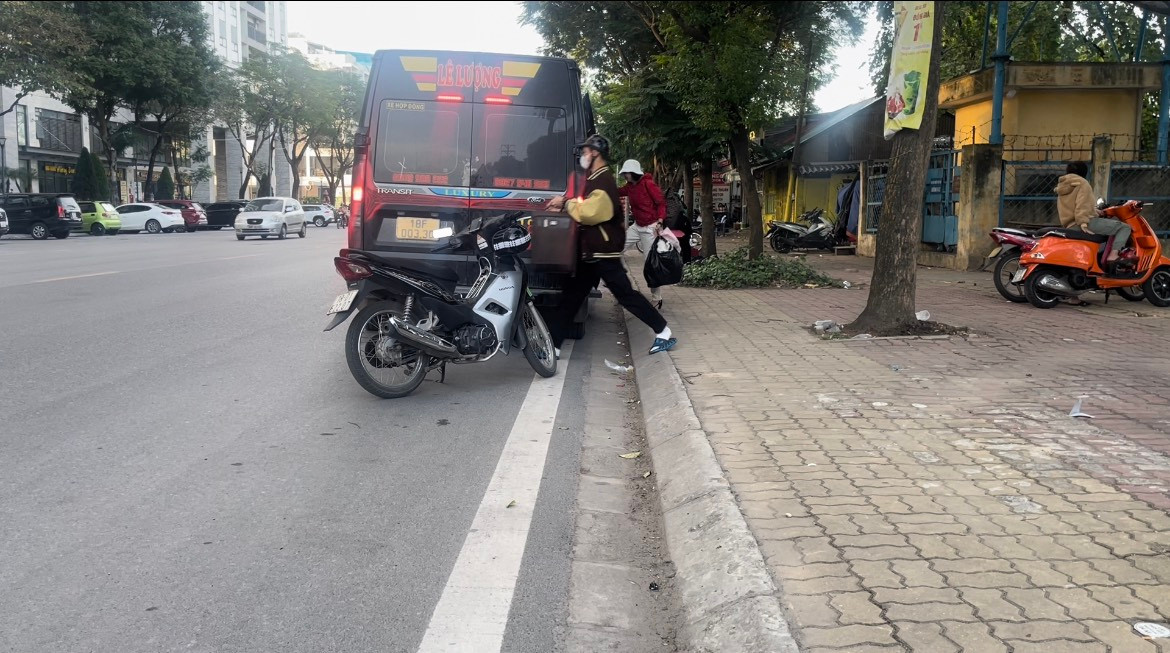 Trên đường Trần Thủ Độ (quận Hoàng Mai, Hà Nội), mỗi xe thường dừng chờ khách, xếp khách đến gần tiếng đồng hồ dưới lòng đường. Tuy nhiên, hầu như không thấy bóng dáng lực lượng chức năng. Trên đường Trần Thủ Độ (quận Hoàng Mai, Hà Nội), mỗi xe thường dừng chờ khách, xếp khách đến gần tiếng đồng hồ dưới lòng đường. Tuy nhiên, hầu như không thấy bóng dáng lực lượng chức năng.