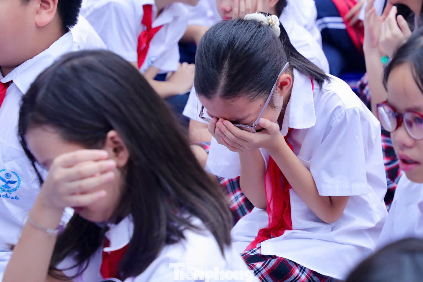 Nhiều học sinh bật khóc khi nghe câu chuyện của Quân và người dân vùng lũ.