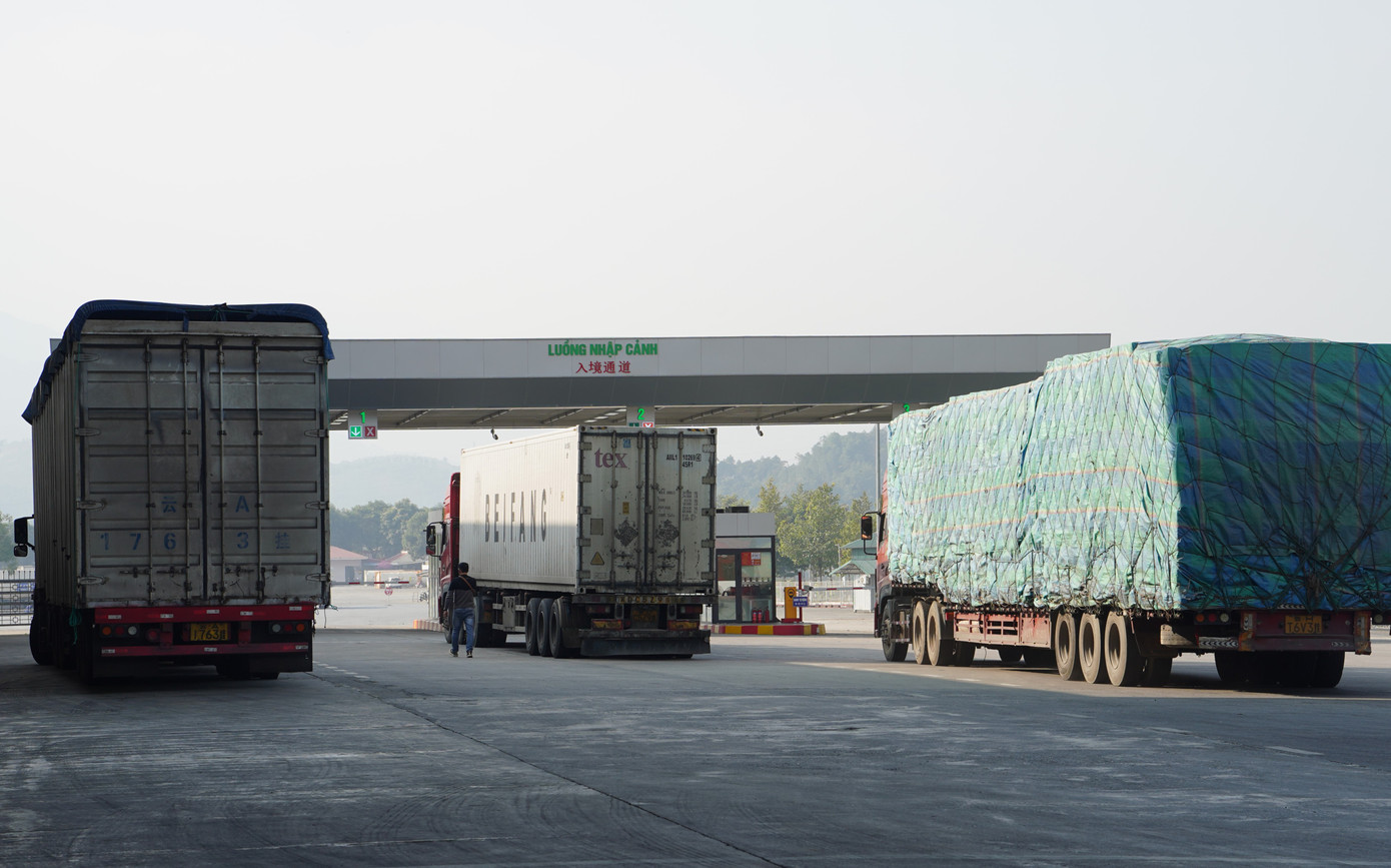 Xe chở hàng nhập cảnh vào cửa khẩu Kim Thành.