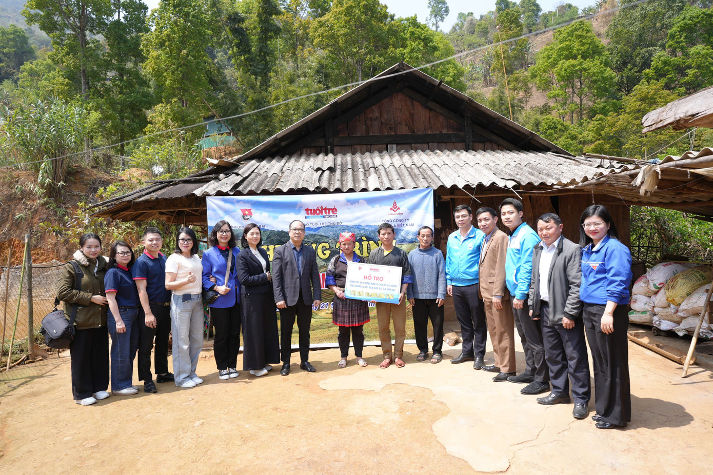 Đoàn công tác thăm nhà gia đình anh Giàng A Đứ tại xã Kim Nọi, huyện Mù Cang Chải, Yên Bái. Đoàn công tác thăm nhà gia đình anh Giàng A Đứ tại xã Kim Nọi, huyện Mù Cang Chải, Yên Bái.