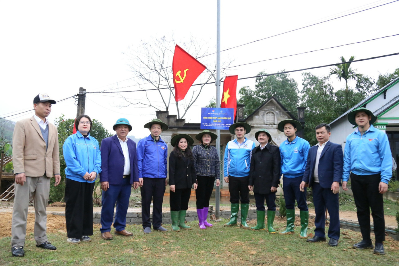 Khánh thành công trình thắp sáng đường quê. Khánh thành công trình thắp sáng đường quê.