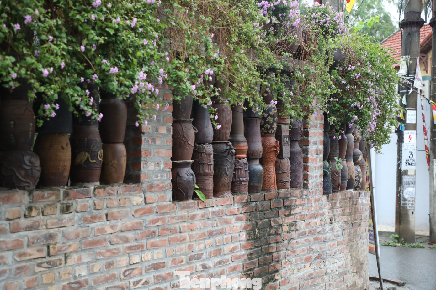 Nghề gốm ở Hương Canh hình thành hơn 300 năm trước, nổi tiếng với các sản phẩm chum, vại, ấm, chén,... Khắp làng Hương Canh, lớp lớp nghệ nhân đã khéo léo trang trí những bức tường bằng các sản phẩm gốm của làng để quảng bá, giữ "hồn" cho nghề của làng.