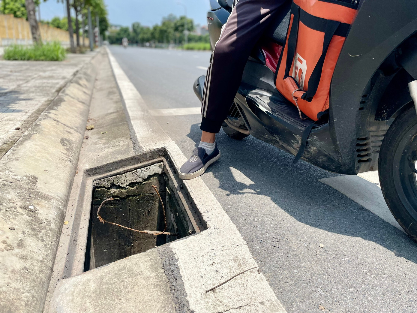 Đây là khu vực tập trung nhiều khu đô thị mới của quận Long Biên như Khu đô thị Việt Hưng, khu đô thị Sài Đồng... Có những đoạn, 4 nắp cống mất liên tiếp trong quãng đường hơn 100 m.