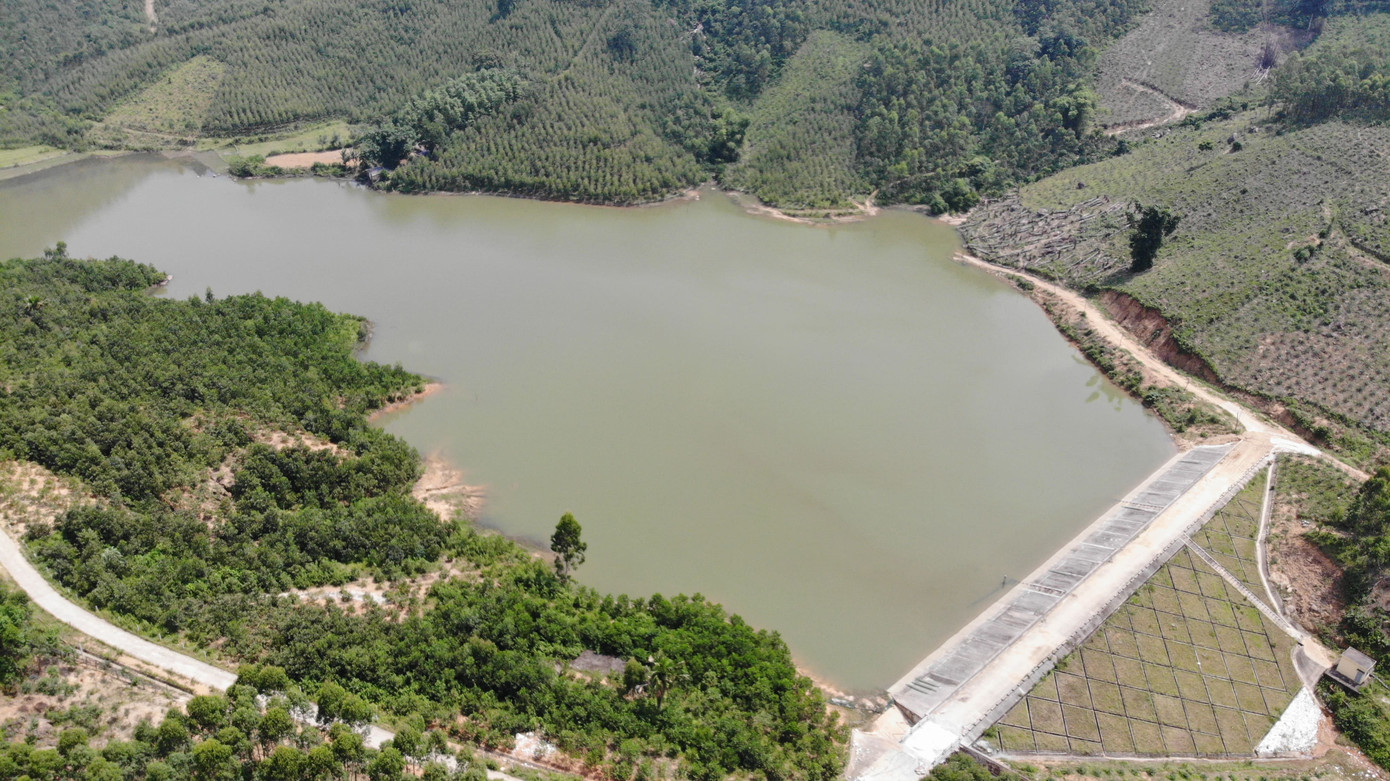 Theo ghi nhận tại đập Đồng Trại (xã Phú Lương), thời điểm này mực nước trong hồ dâng cao. Nước tràn ra làm ngập nhiều đoạn đường đất quanh hồ, có nơi ngập sâu vài chục cm đến cả mét.