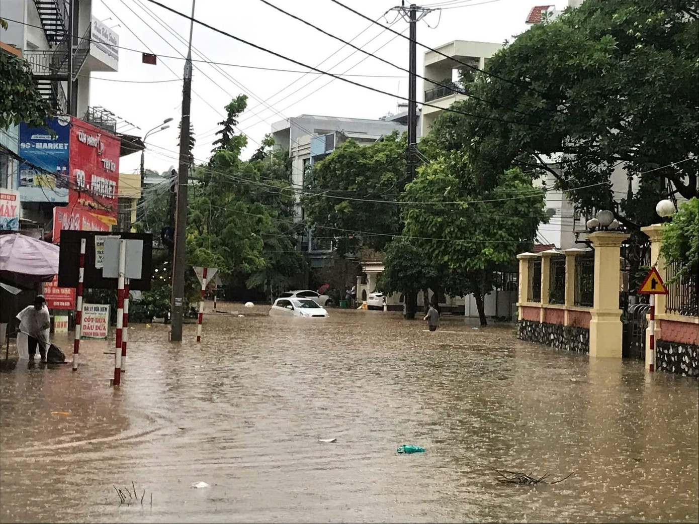 Ngập sâu tại một số tuyến đường gần quảng trường Nguyễn Tất Thành, Tp. Tuyên Quang. Người dân phải xuống đẩy xe. Ảnh: NDCC. Ngập sâu tại một số tuyến đường gần quảng trường Nguyễn Tất Thành, Tp. Tuyên Quang. Người dân phải xuống đẩy xe. Ảnh: NDCC.