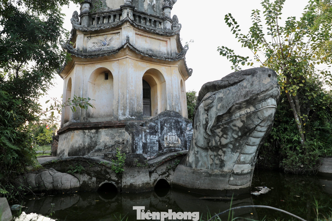 Chùa xây dựng trên một nền đất vuông, rộng gần 10 mẫu Bắc bộ (36.000 m2), cảnh quan sơn thủy hữu tình, có sông nhỏ và hồ bao quanh. Phía trước chùa có tháp Cửu Phẩm Liên Hoa dựng từ năm 1927, thiết kế theo kiểu 8 mặt, 9 tầng hoa sen cao 32 m nằm trên lưng con rùa khổng lồ, đầu rùa hướng vào phía chùa. Trong lòng tháp có cầu thang gồm 98 bậc xoắn ốc đến đỉnh. Tháp mang ý nghĩa “cửu trùng” là 9 tầng trời, một quan niệm đặc trưng của đạo Phật.