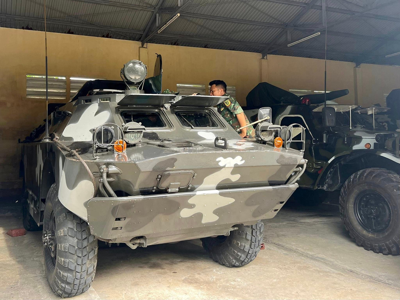 Bộ CHQS tỉnh Phú Yên kiểm tra xe BTR - 152 phục vụ cho nhiệm vụ cứu hộ cứu nạn.