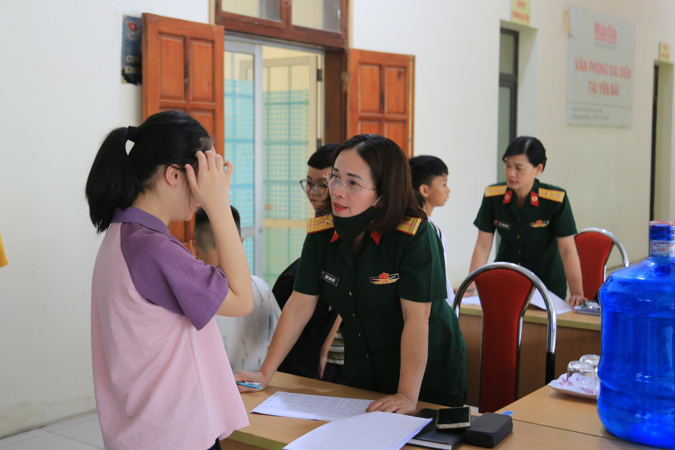 Các chiến sĩ nhí được các bác sĩ quân y khám sơ tuyển.