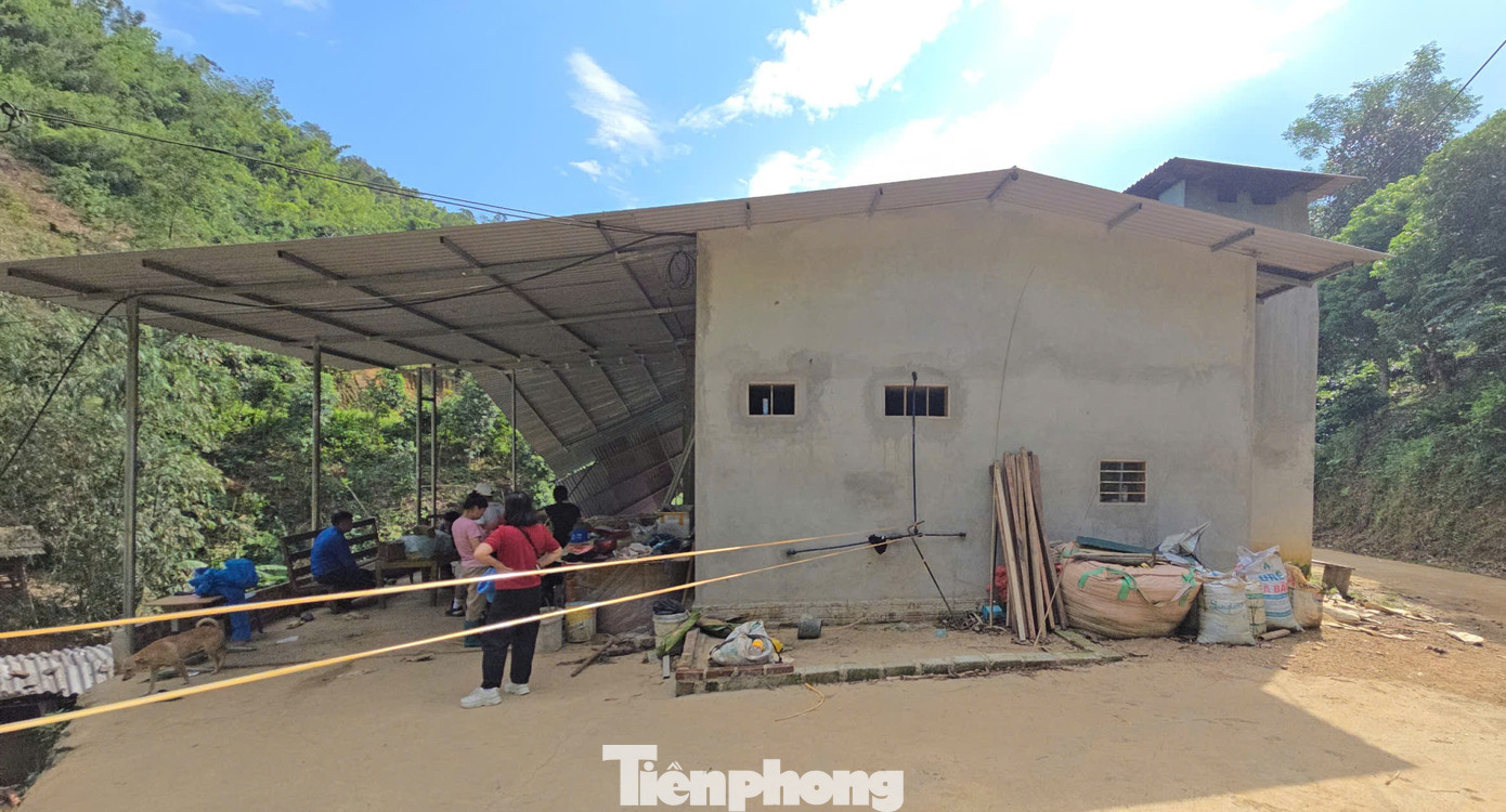 Ngay sau đó, đoàn phối hợp cùng chị Hoàng Hải Hà, Phó Bí thư Tỉnh đoàn Bắc Kạn; ông Hà Quốc Hưng, Phó Chủ tịch Hội Chữ thập đỏ tỉnh Bắc Kạn đến trao ủng hộ tiền mặt và quà các gia đình khó khăn bị sập nhà, các công trình phụ do sạt lở đất tại xã Đôn Phong (huyện Bạch Thông).