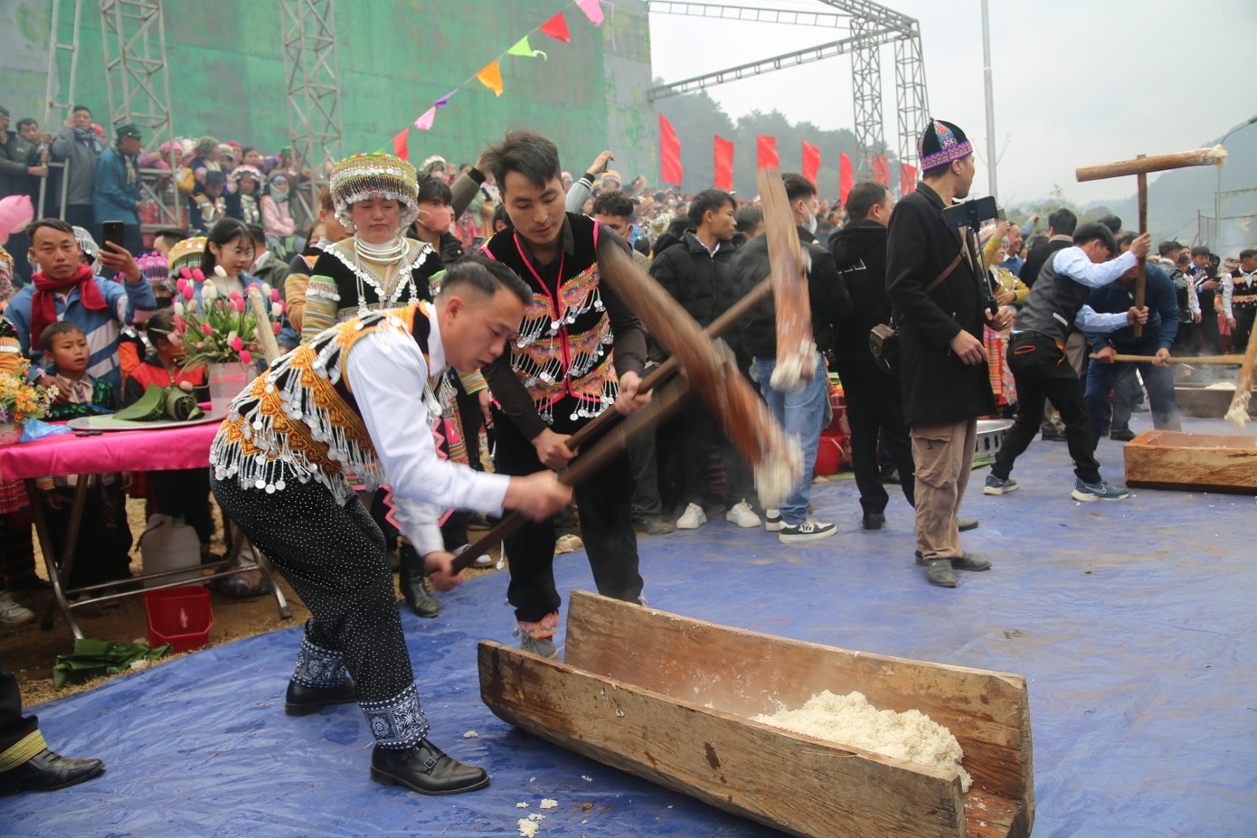 Tiết mục thi giã bánh dày thu hút đông đảo người dân và du khách.