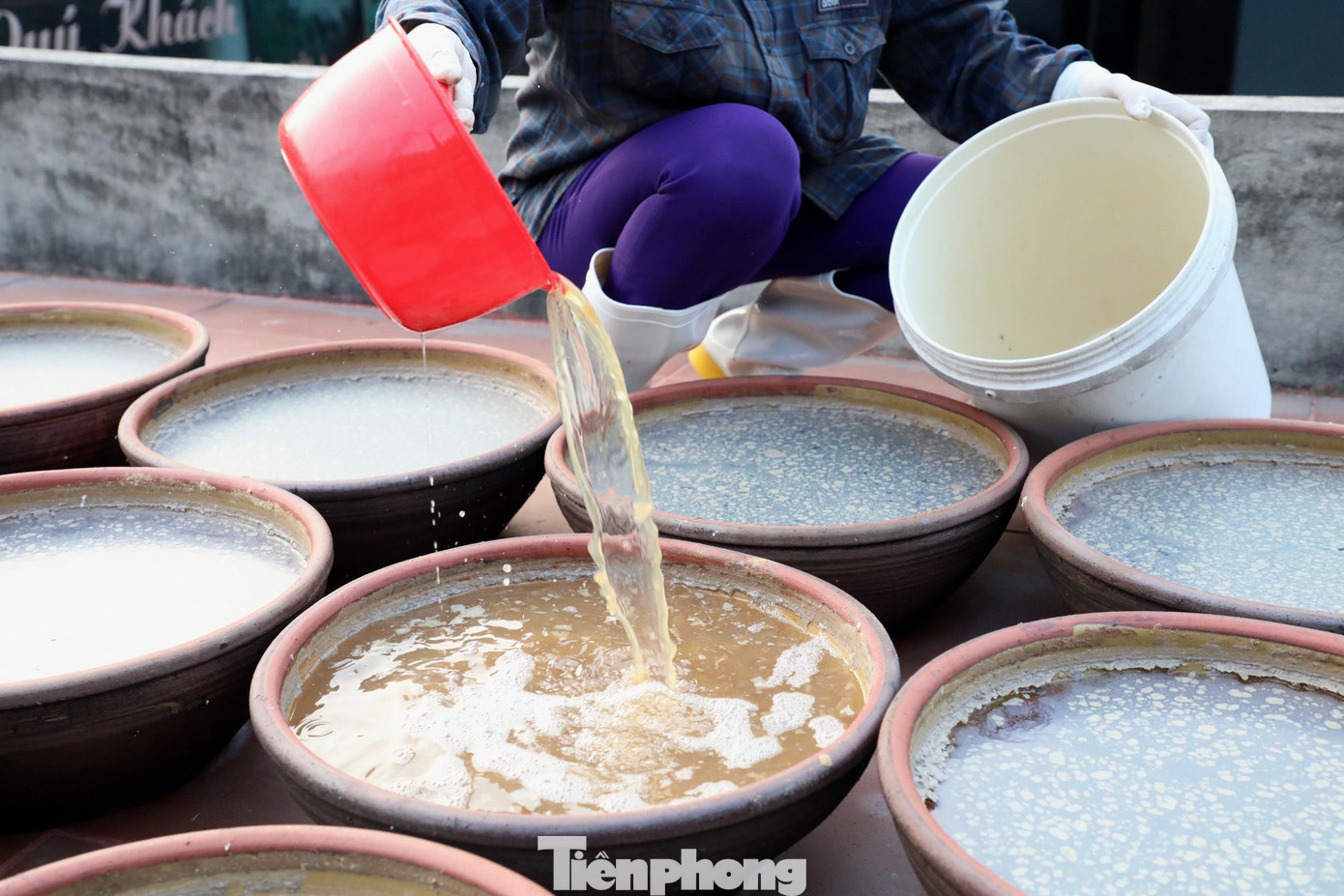 Nước mắm không qua lửa nên rất kỵ thời tiết mưa; vì vậy luôn phải có người ở nhà túc trực. "Nghề làm mắm vất vả lắm, mỗi ngày đều phải chăm mắm như chăm con mọn. Trước khi mưa mà không kịp che đậy, để nước mắm dính nước mưa thì coi như tiền của, công sức mấy tháng biến mất trong nháy mắt", chị Trịnh Thị Sánh - chủ một cơ sở làm mắm lâu năm ở Sa Châu - chia sẻ. Nước mắm không qua lửa nên rất kỵ thời tiết mưa; vì vậy luôn phải có người ở nhà túc trực. "Nghề làm mắm vất vả lắm, mỗi ngày đều phải chăm mắm như chăm con mọn. Trước khi mưa mà không kịp che đậy, để nước mắm dính nước mưa thì coi như tiền của, công sức mấy tháng biến mất trong nháy mắt", chị Trịnh Thị Sánh - chủ một cơ sở làm mắm lâu năm ở Sa Châu - chia sẻ.