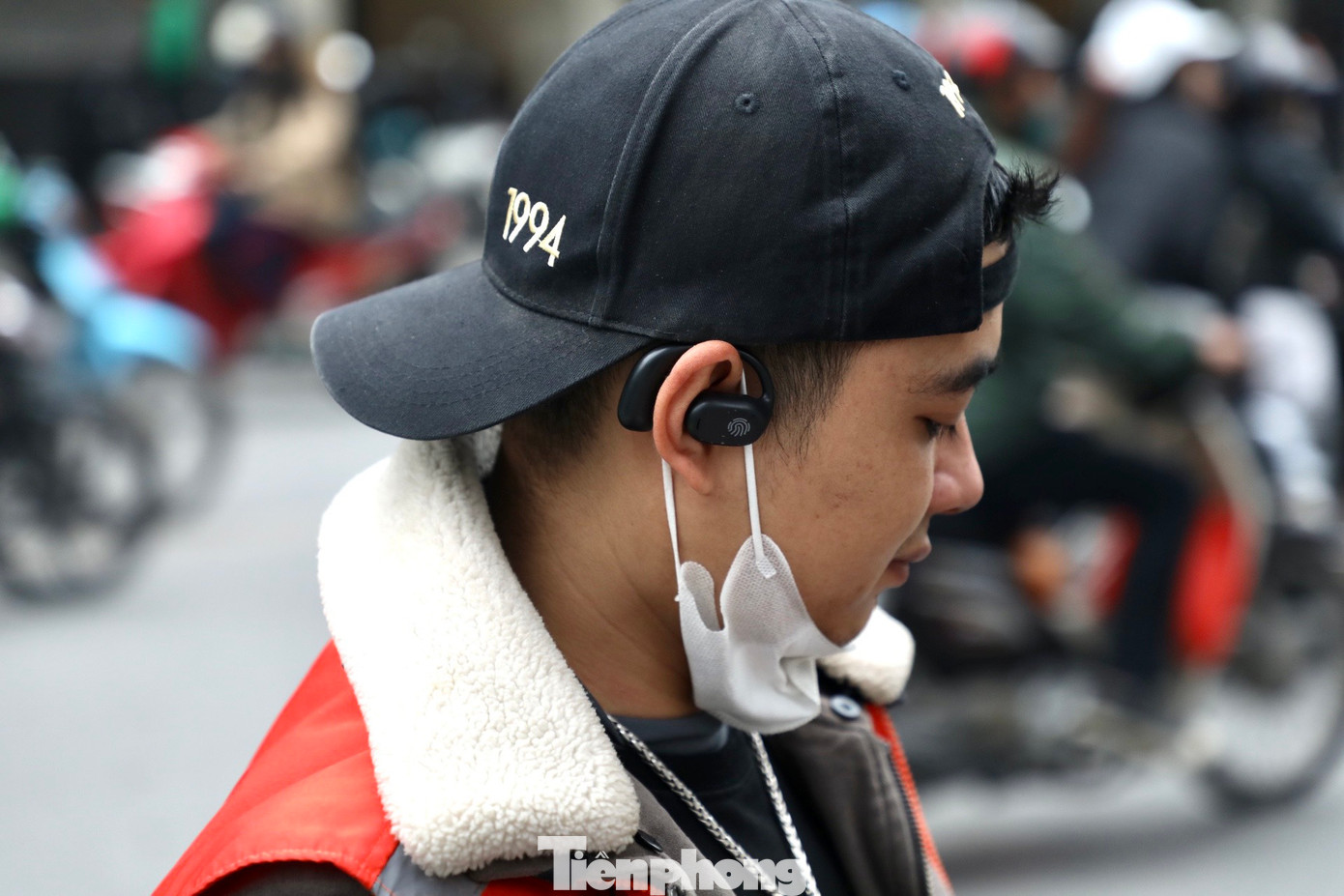 Điện thoại lúc nào cũng trong tình trạng nóng máy vì cuộc gọi liên tục. Nam shiper đeo thêm tai nghe để thuận tiện cho công việc hơn.