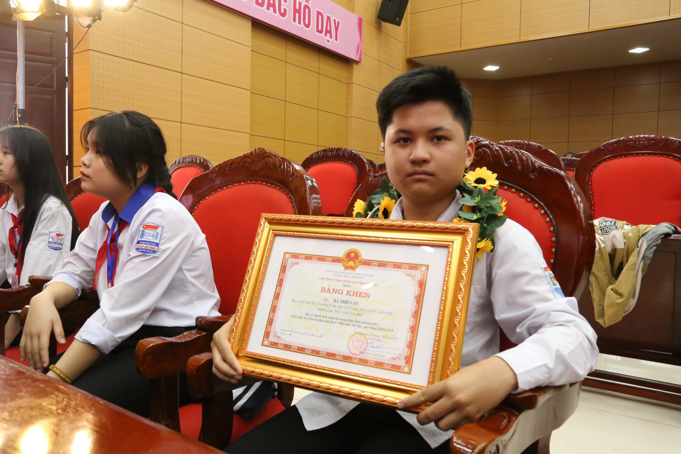 Em Hà Thiên Ân, 1 trong 10 học sinh được nhận bằng khen của UBND tỉnh. Em Hà Thiên Ân, 1 trong 10 học sinh được nhận bằng khen của UBND tỉnh.