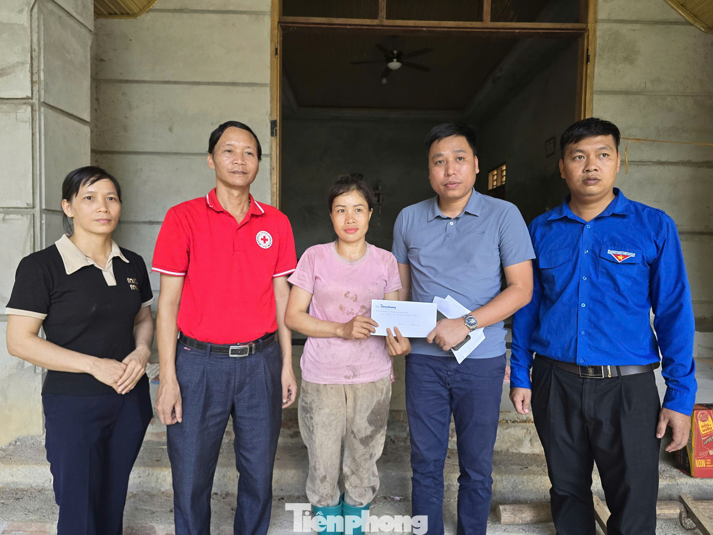 Thay mặt đoàn thiện nguyện, ông Hà Quốc Hưng, Phó Chủ tịch Hội Chữ thập đỏ tỉnh Bắc Kạn cho biết, nghe tin gia đình bị thiệt hại nghiêm do lũ, rất khó khăn, đoàn đến chia sẻ động viên gia đình chị Bàn Thị Chiều (ở giữa). Đoàn trao 3 triệu đồng tiền mặt và nhu yếu phẩm, thực phẩm, sữa, mong gia đình vượt qua khó khăn sớm ổn định cuộc sống.