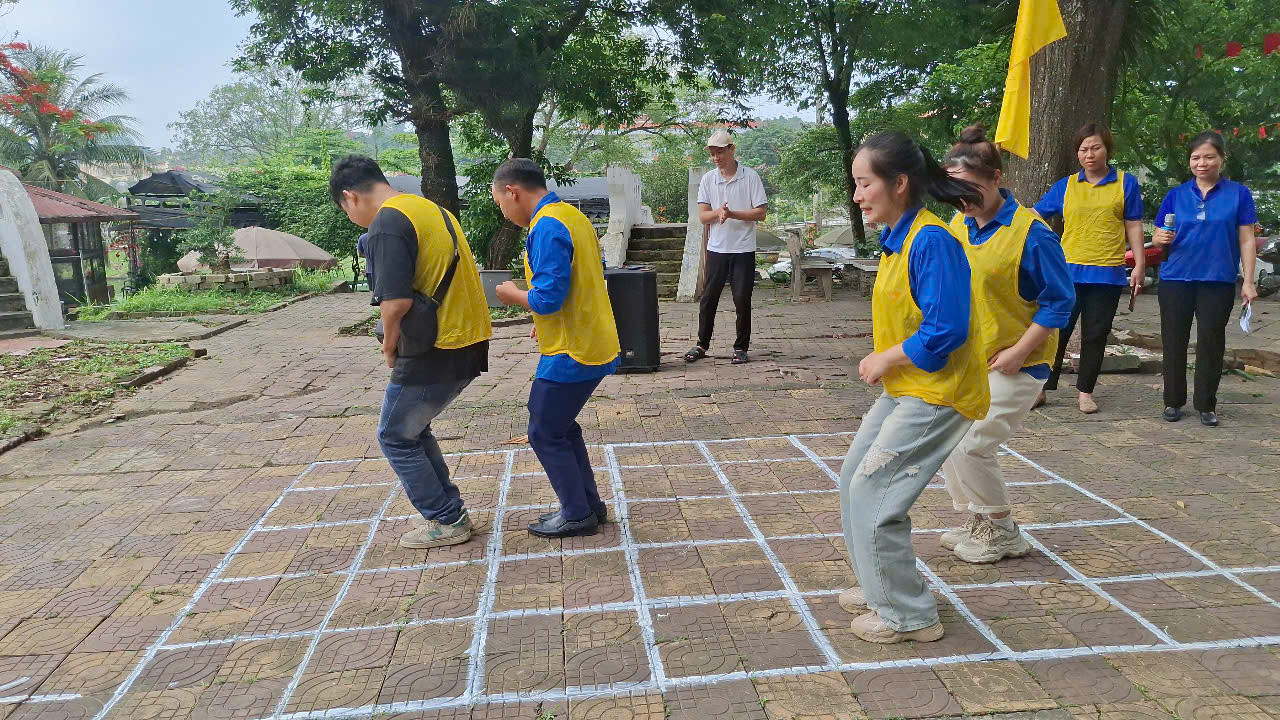 Học viên tham gia thực hành, trải nghiệm các hoạt động múa hát và trò chơi nhằm nâng cao khả năng tổ chức hoạt động sinh động, hiệu quả cho thiếu nhi.