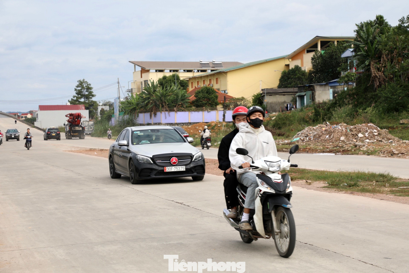 Mặt đường thiết kế rộng là 61 m, với hệ thống thoát nước, vỉa hè, điện chiếu sáng theo tiêu chuẩn đường phố chính đô thị cấp II, vận tốc thiết kế 60km/h. Hiện nay, nhiều hạng mục chưa thi công, nhưng tại dự án lại vắng bóng máy móc, công nhân…