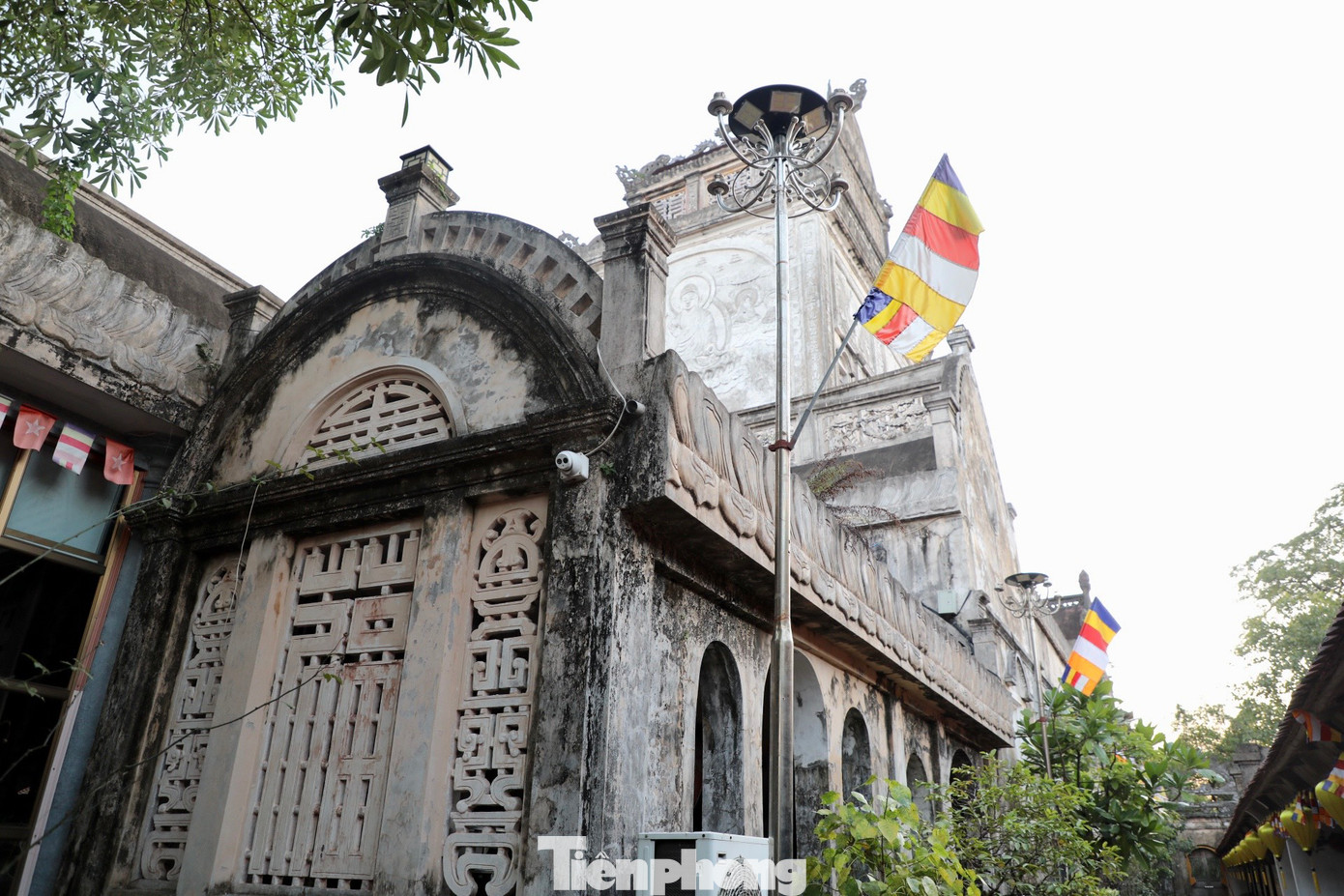 Ngôi Tam Bảo Tòa Chính cung chùa Cổ Lễ đồ sộ, bề thế, cao 29 m, nghệ thuật nhất thốc lâu đài được đẩy đến đỉnh cao, xây dựng, thiết kế theo lối kiến trúc kết hợp giữa Âu và Á, giữa cổ và kim.