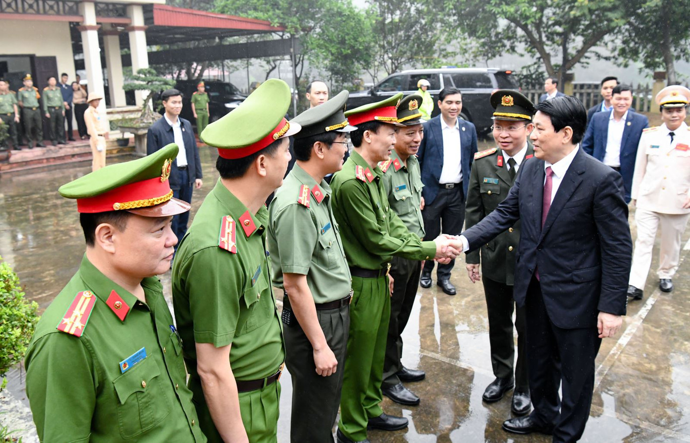 Chủ tịch nước Lương Cường đến thăm Trung tâm thông tin chỉ huy Công an tỉnh Phú Thọ.