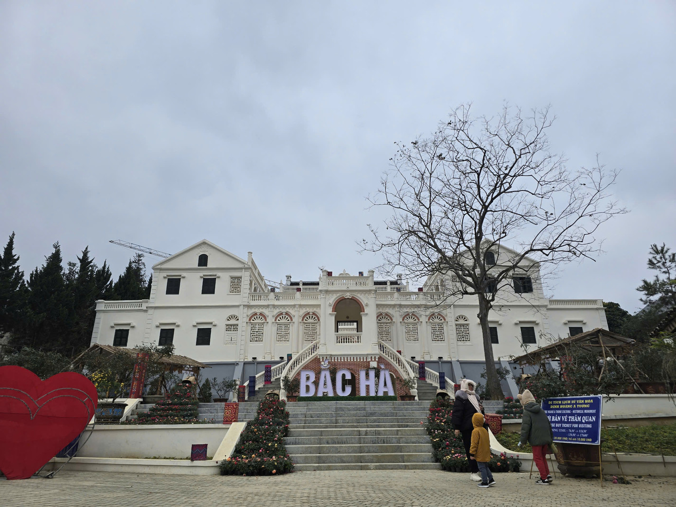 Bên ngoài dinh thự Hoàng A Tưởng.