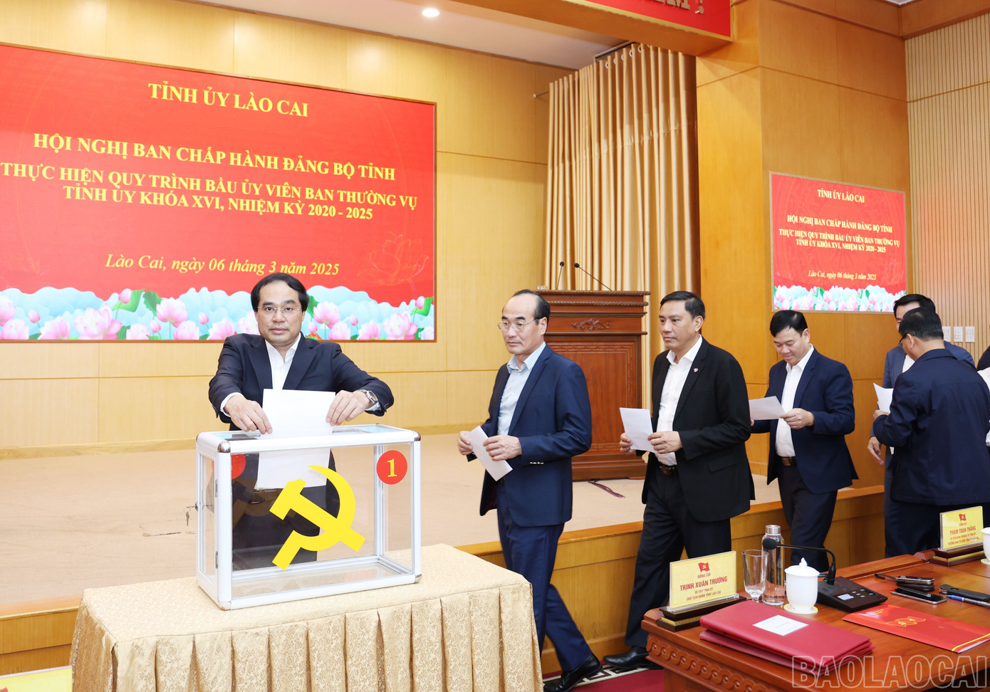 Đại biểu bỏ phiếu tại hội nghị. Ảnh: Báo Lào Cai.