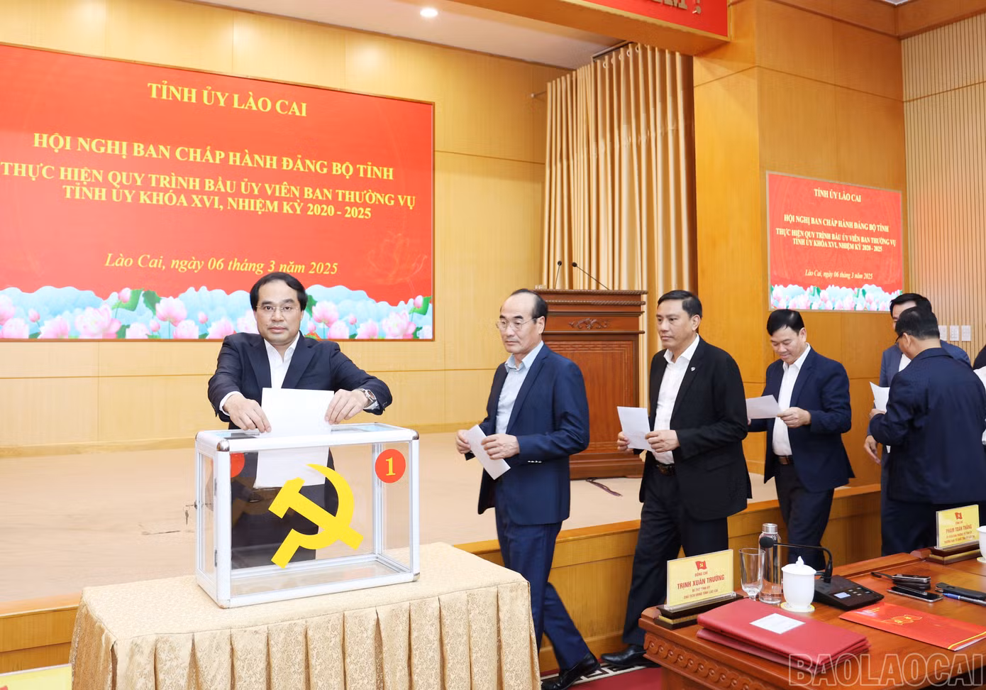 Đại biểu bỏ phiếu tại hội nghị. Ảnh: Báo Lào Cai. Đại biểu bỏ phiếu tại hội nghị. Ảnh: Báo Lào Cai.