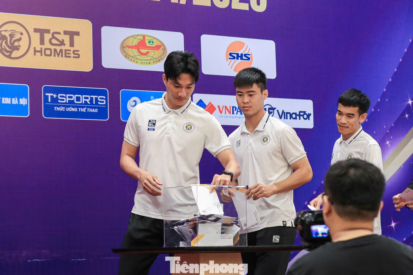 Trước đó, tập thể CLB bóng đá Hà Nội, các nhà tài trợ và người hâm mộ bóng đá Thủ đô tổ chức quyên góp ủng hộ đồng bào bị ảnh hưởng do cơn bão số 3.